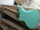 Une nouvelle guitare électrique de couleur bleue fournisseur