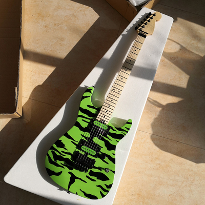 Chine Guitare électrique peinte à la main personnalisée avec des motifs et des couleurs fournisseur